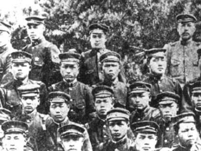 Морихэй Уэсиба в армии (в верхнем ряду по центру)