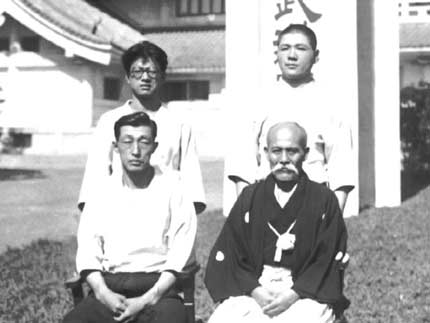 Томики Кэндзи и Морихэй Уэсиба в Маньчжурии в 1942 году